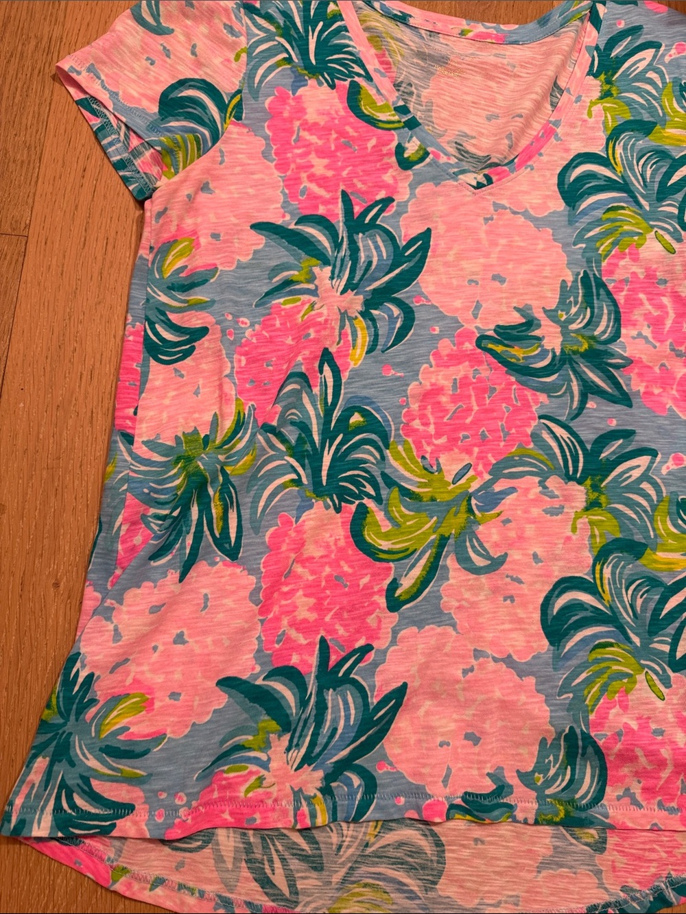 Lilly Pulitzer Short-Sleeve V-Neck Floral Women’s Tee — Pink, Turquoise size XS - Picture 7 of 11